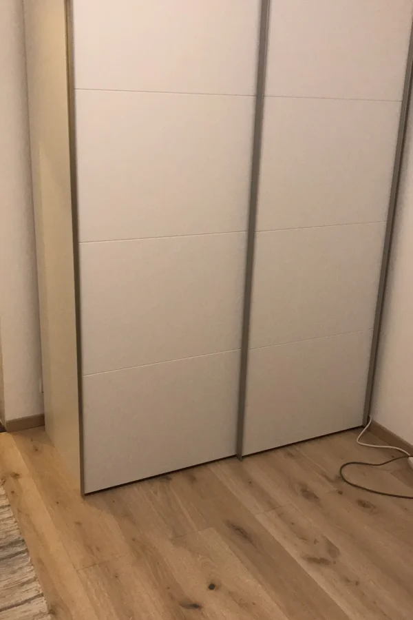 der Kasten hat rechts eine Kleiderstange und links Fächer, er bietet also genügend Stauraum