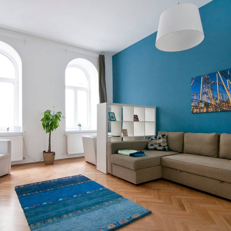 Helles Wohnzimmer mit Altbaufenstern – 2-Zimmer-Wohnung zur Kurzzeitmiete & Wohnen auf Zeit für 1 bis 6 Monate in Wien