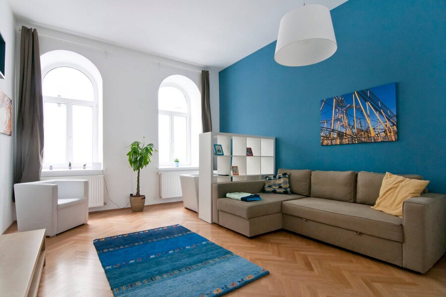 Helles Wohnzimmer mit Altbaufenstern – 2-Zimmer-Wohnung zur Kurzzeitmiete & Wohnen auf Zeit für 1 bis 6 Monate in Wien