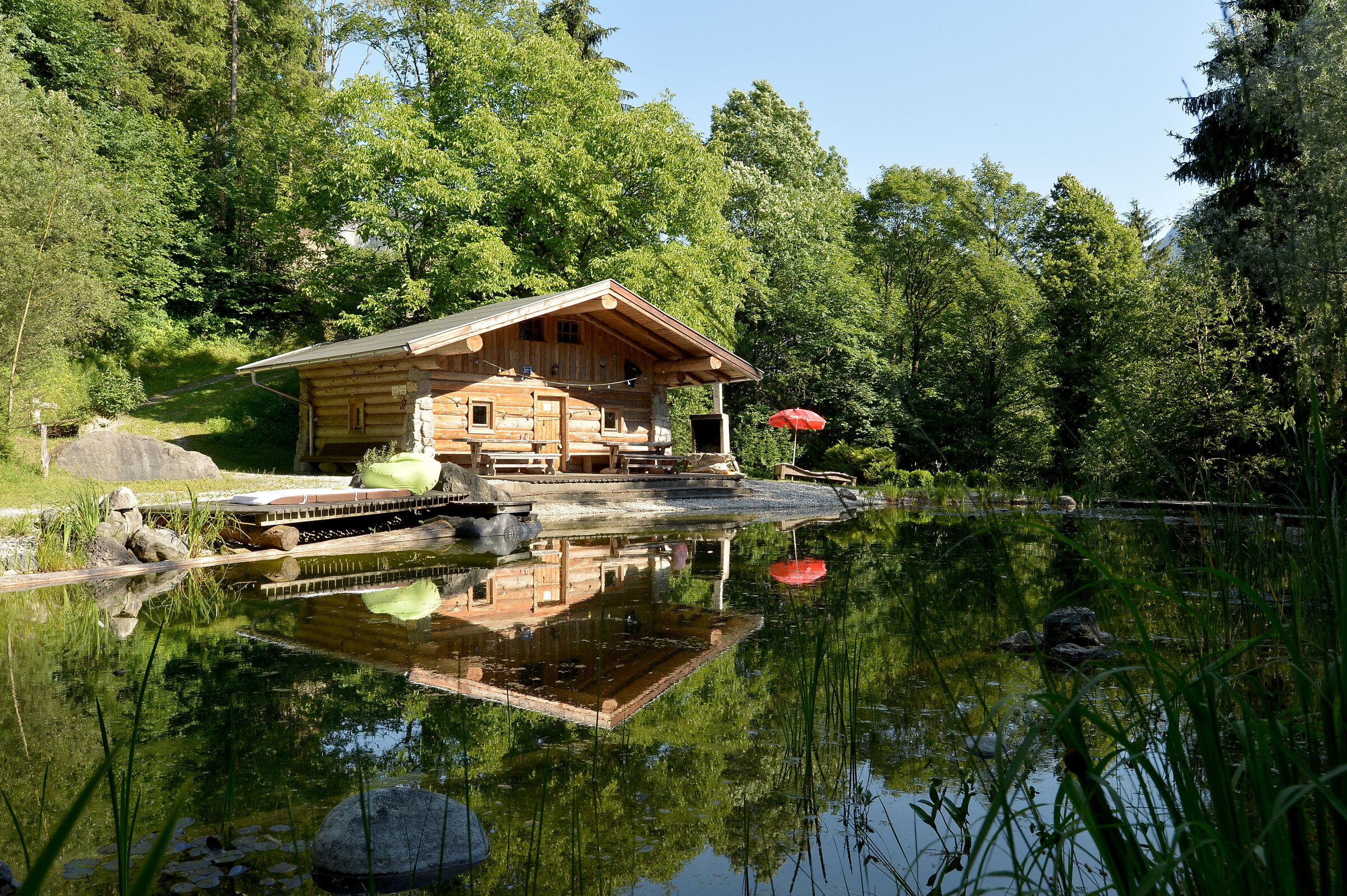 Schwimmteich mit Grillhütte