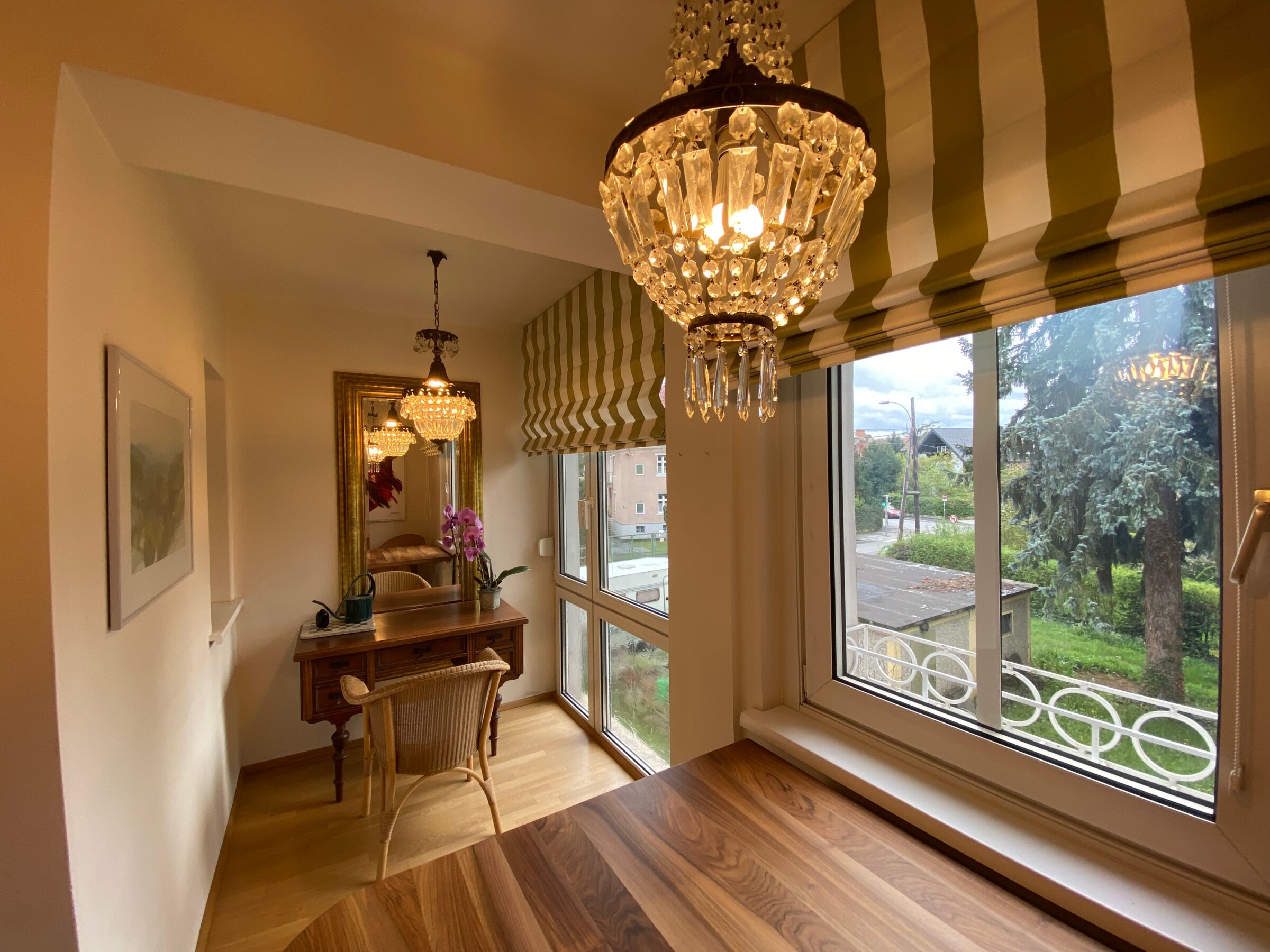 Elegant dining area with crystal chandelier & park view – 2-room apartment, short-term rental in Graz