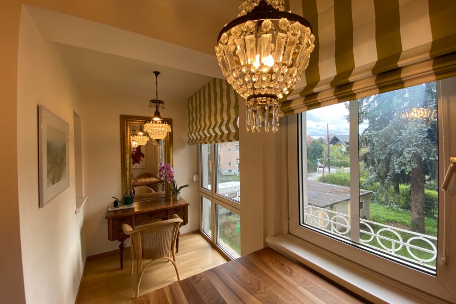 Elegant dining area with crystal chandelier & park view – 2-room apartment, short-term rental in Graz