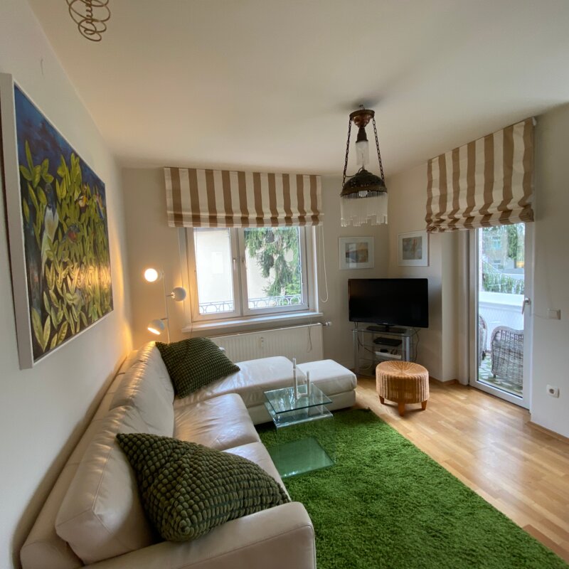 Wohnzimmer mit Balkonzugang