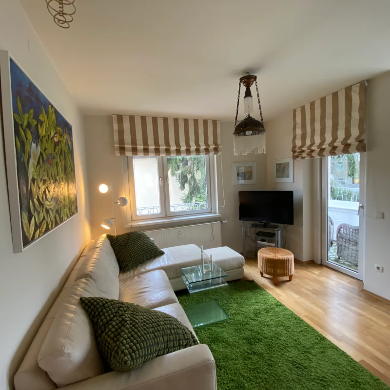 Wohnzimmer mit Balkonzugang