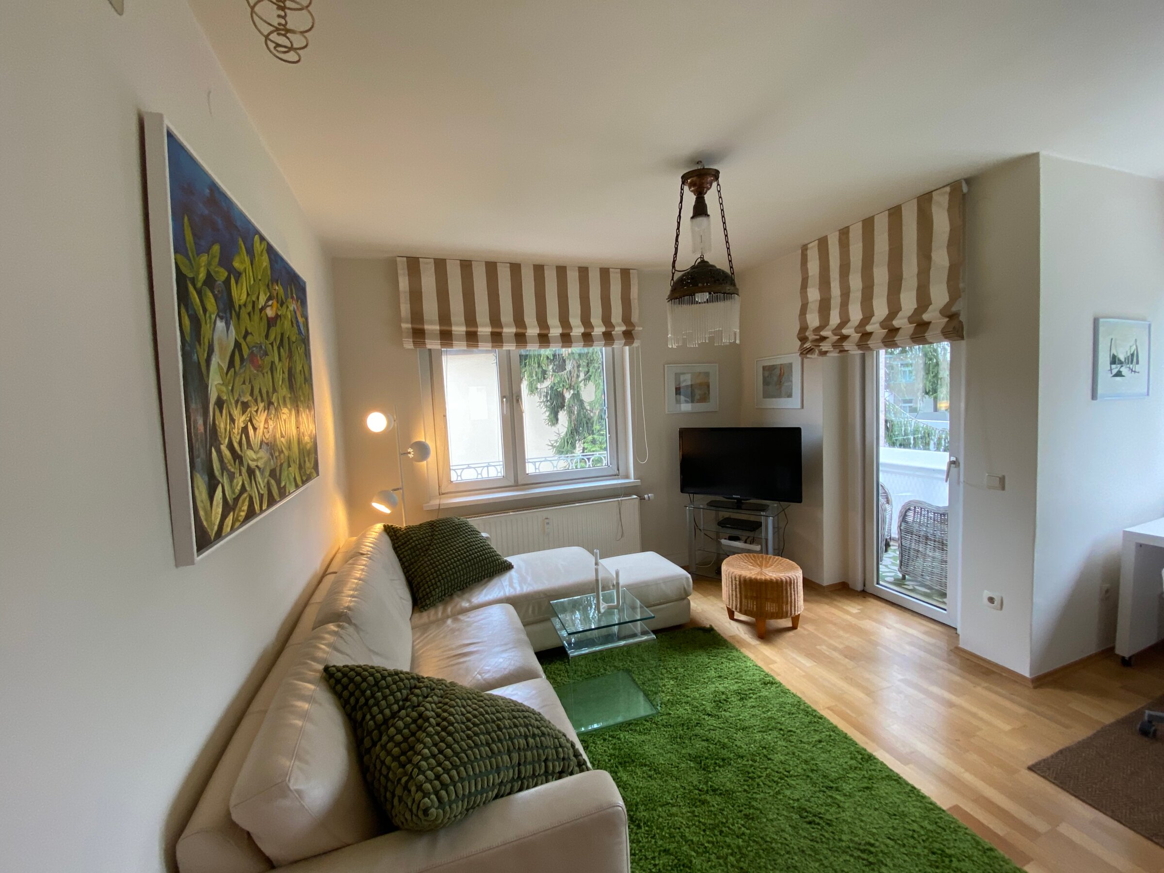 Wohnzimmer mit Balkonzugang