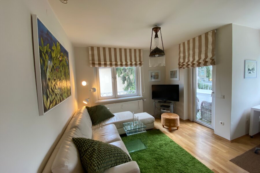 Wohnzimmer mit Balkonzugang