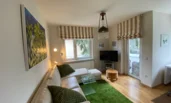 Wohnzimmer mit Balkonzugang