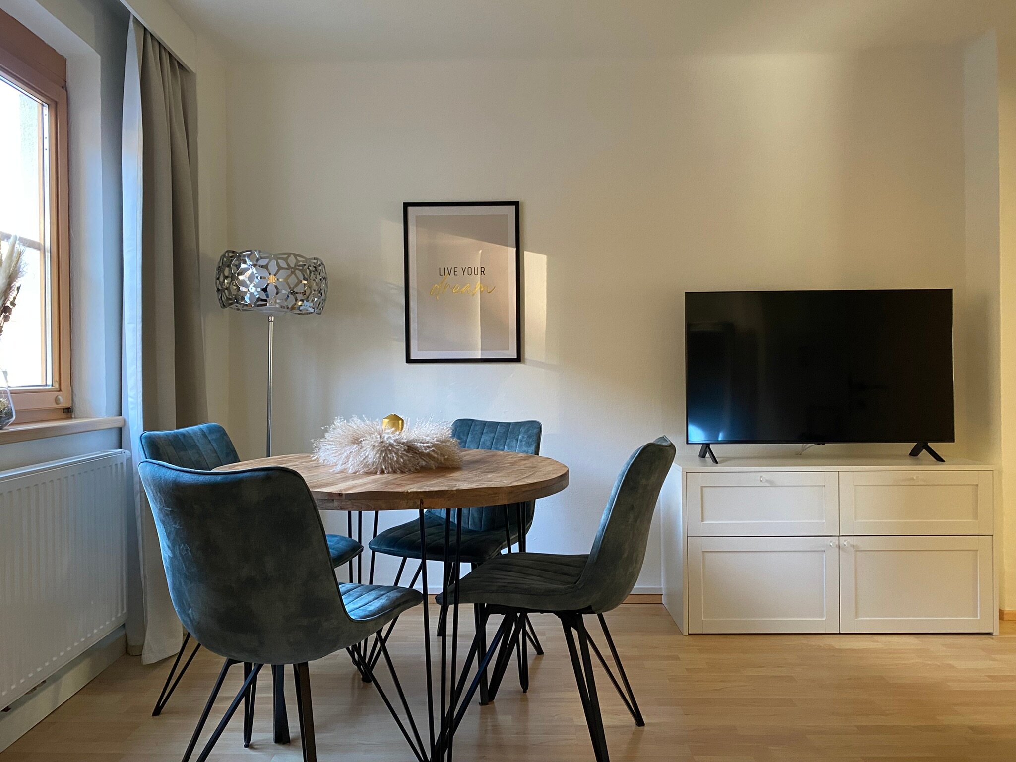 Dining table (living room)