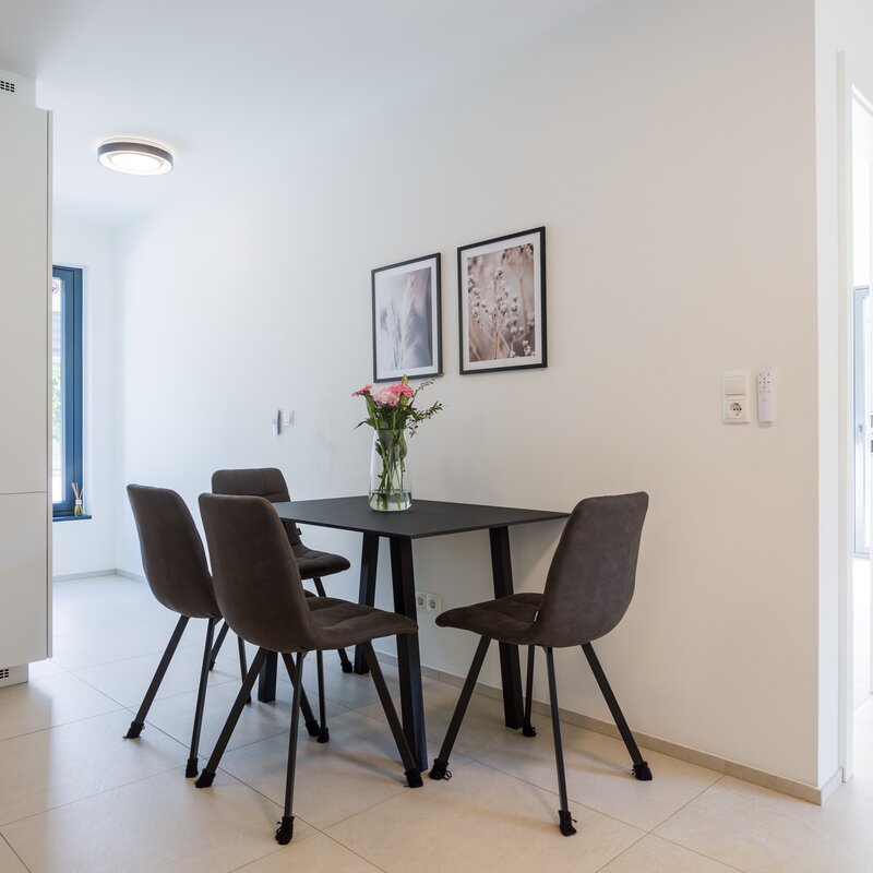 Dining table (kitchen)