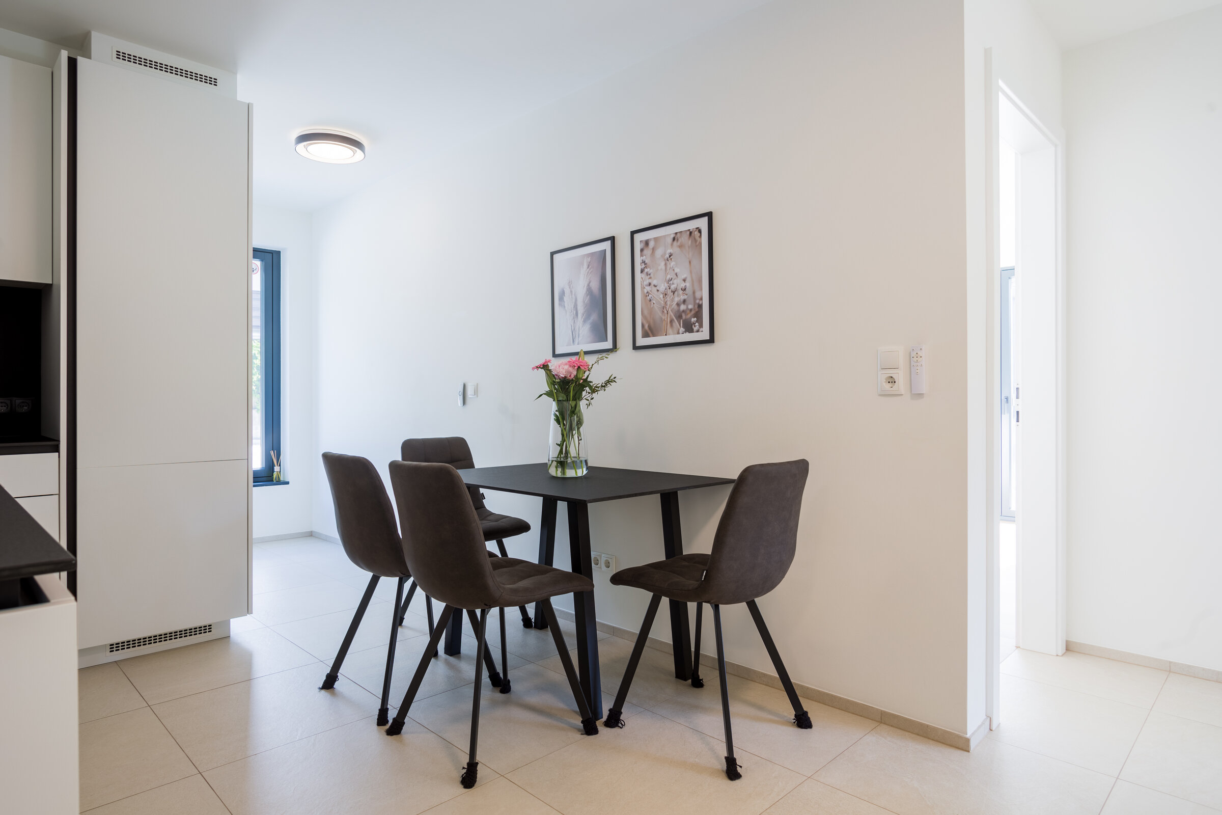 Dining table (kitchen)