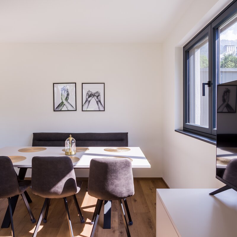 Dining table (living room)