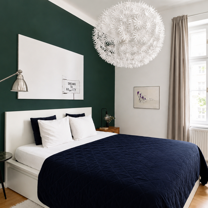 Elegantes Schlafzimmer mit dunkelgrüner Akzentwand – 2-Zimmer Wohnung, Kurzzeitmiete Wien, Wohnen auf Zeit 1 bis 6 Monate