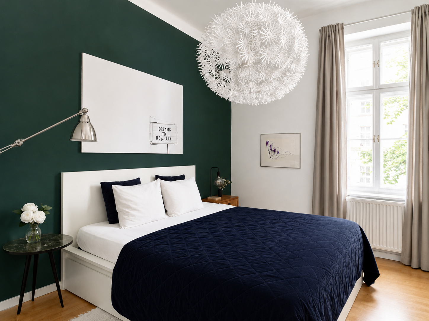 Elegantes Schlafzimmer mit dunkelgrüner Akzentwand – 2-Zimmer Wohnung, Kurzzeitmiete Wien, Wohnen auf Zeit 1 bis 6 Monate