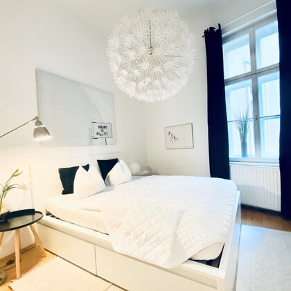 Helles Schlafzimmer mit modernem Design – 2-Zimmer Wohnung zur Kurzzeitmiete, Wohnen auf Zeit für 1 bis 6 Monate in Wien