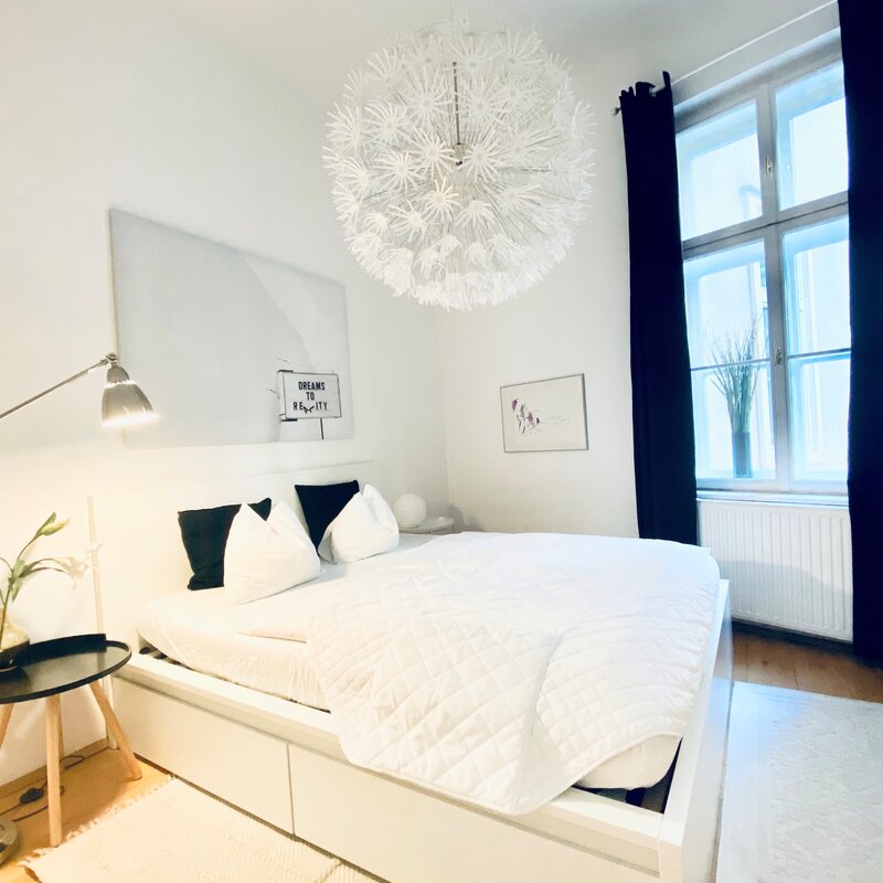 Helles Schlafzimmer mit modernem Design – 2-Zimmer Wohnung zur Kurzzeitmiete, Wohnen auf Zeit für 1 bis 6 Monate in Wien