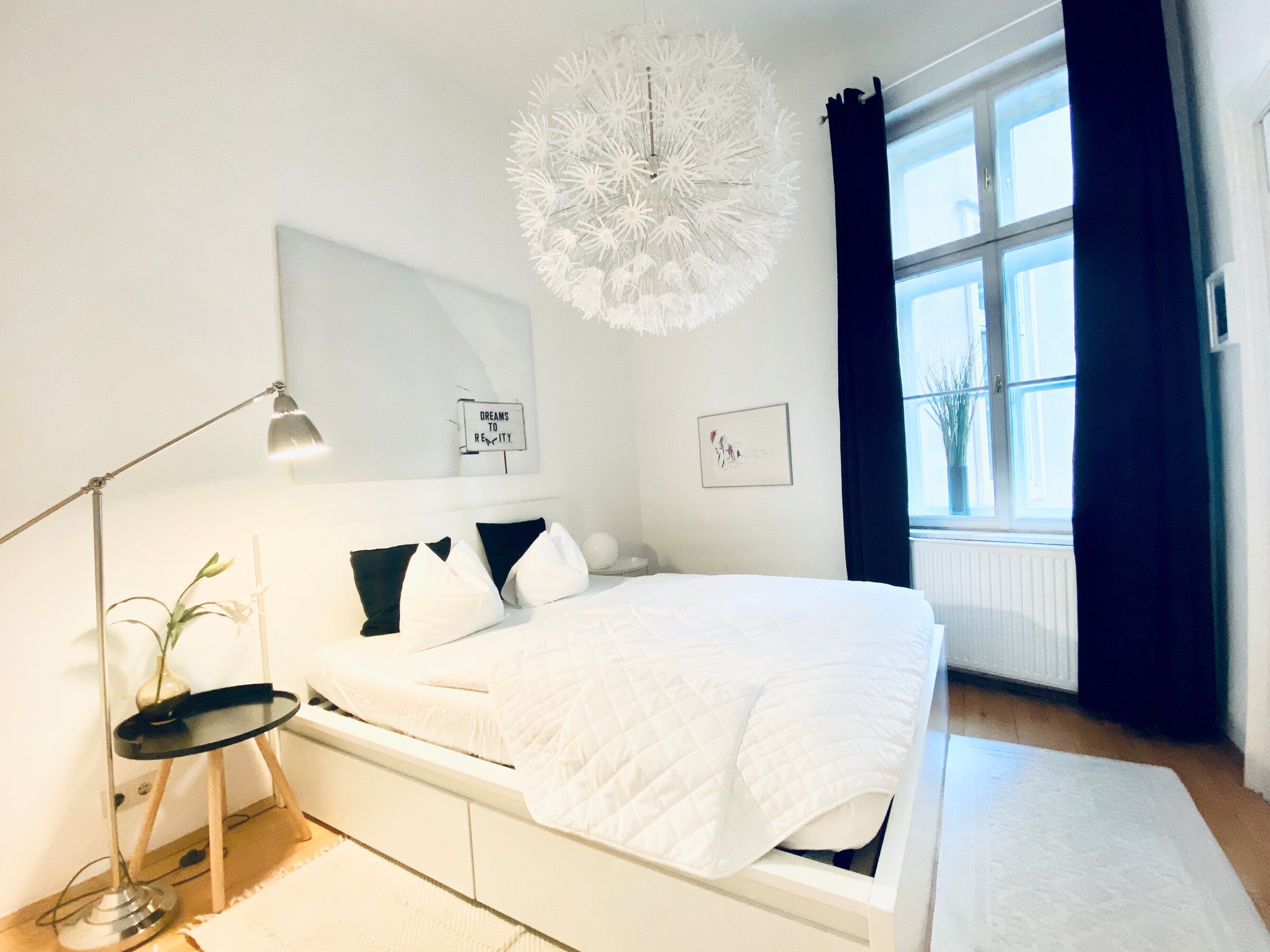 Helles Schlafzimmer mit modernem Design – 2-Zimmer Wohnung zur Kurzzeitmiete, Wohnen auf Zeit für 1 bis 6 Monate in Wien