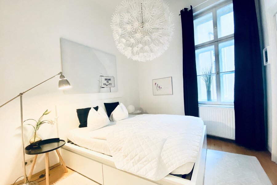 Helles Schlafzimmer mit modernem Design – 2-Zimmer Wohnung zur Kurzzeitmiete, Wohnen auf Zeit für 1 bis 6 Monate in Wien