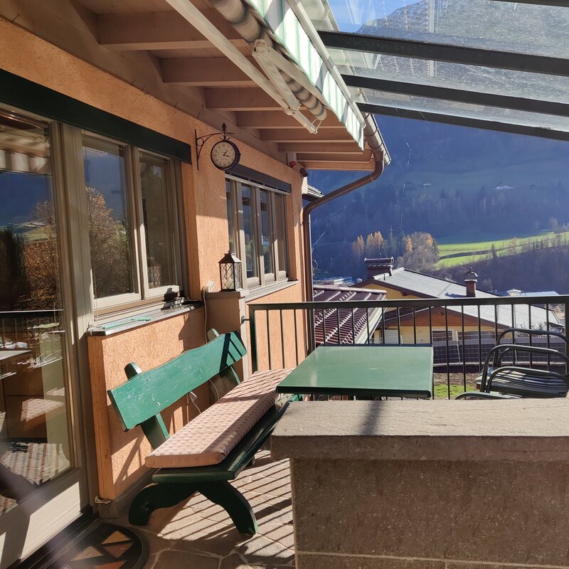 Sonnige Terrasse mit Bergpanorama: 2-Zimmer Apartment zur Kurzzeitmiete & Wohnen auf Zeit für 1 bis 6 Monate in Schwarzach