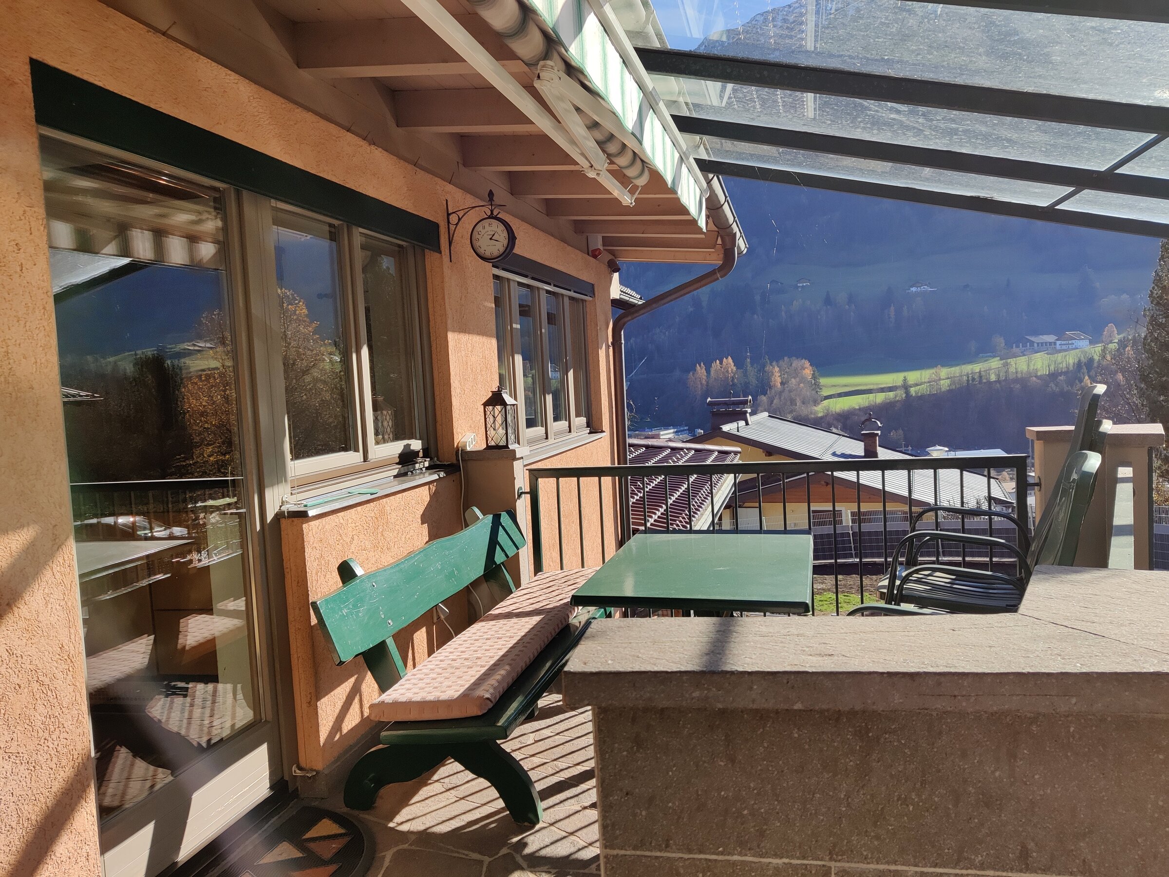 Sonnige Terrasse mit Bergpanorama: 2-Zimmer Apartment zur Kurzzeitmiete & Wohnen auf Zeit für 1 bis 6 Monate in Schwarzach