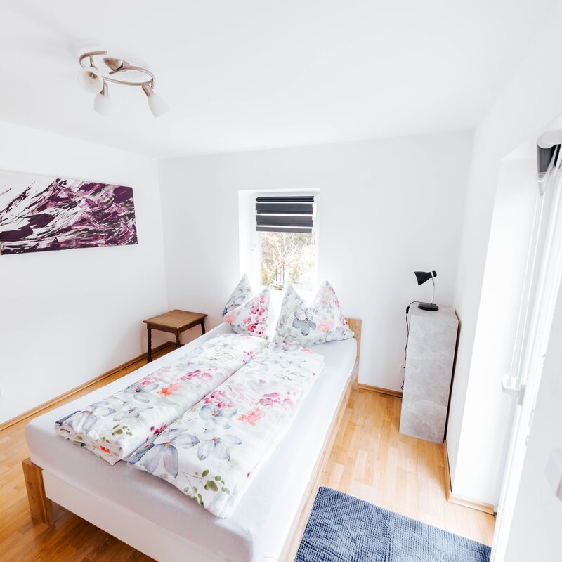 Bright bedroom with double bed & parquet floor – 2-room apartment for short-term rental in Liefering, Salzburg, 1 to 6 months