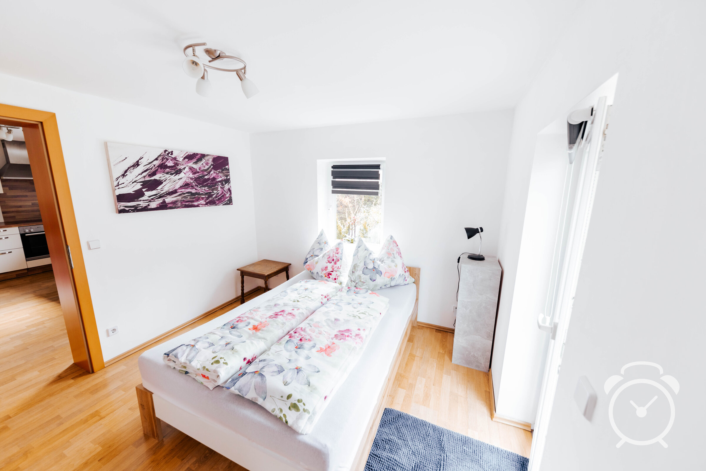 Bright bedroom with double bed & parquet floor – 2-room apartment for short-term rental in Liefering, Salzburg, 1 to 6 months