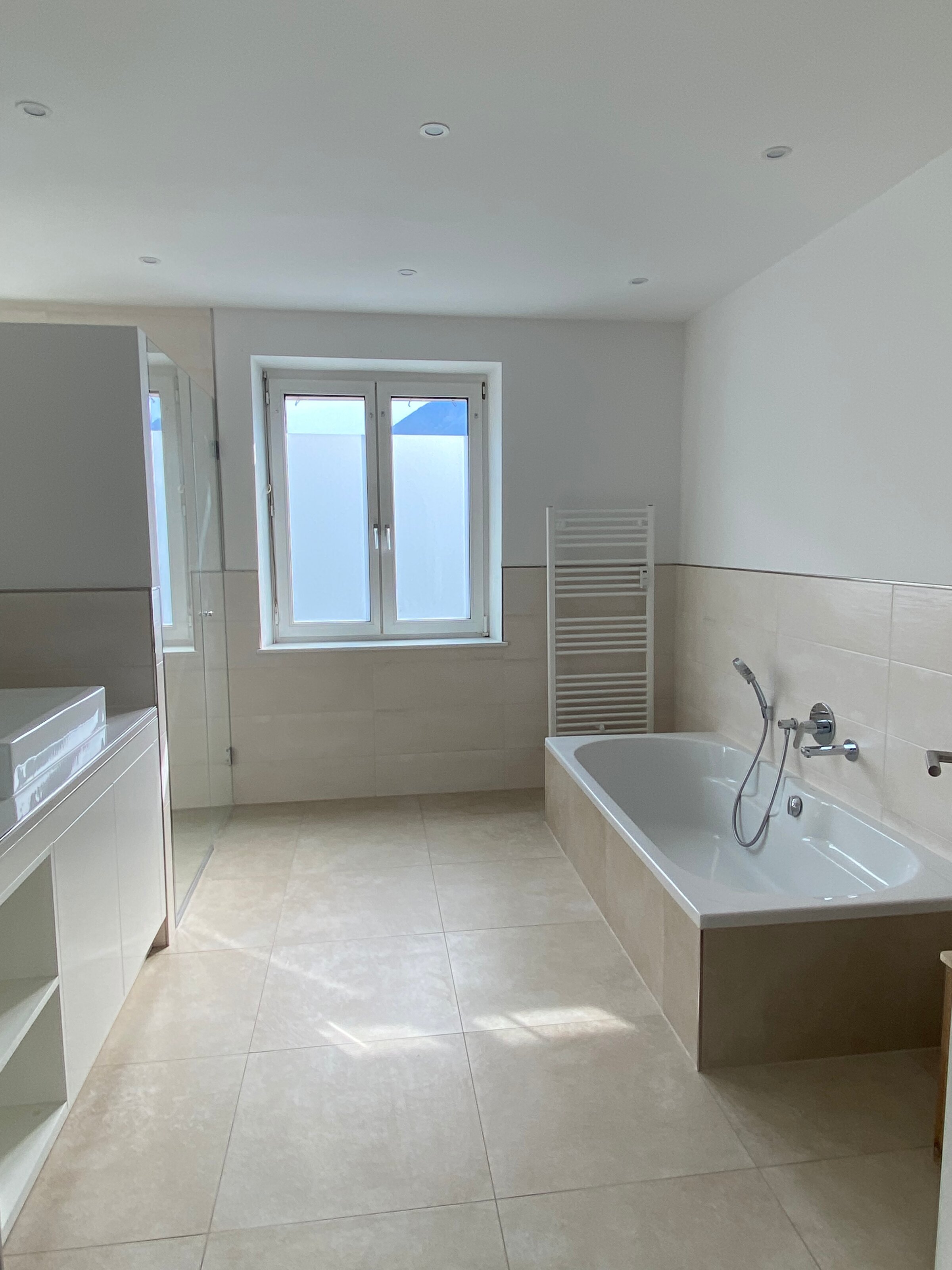 Bad mit Badewanne