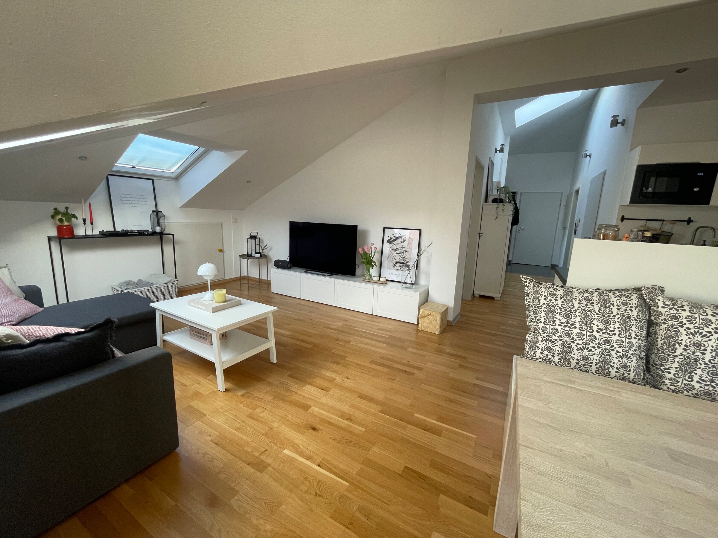 Wohn-/Essbereich und Küche 