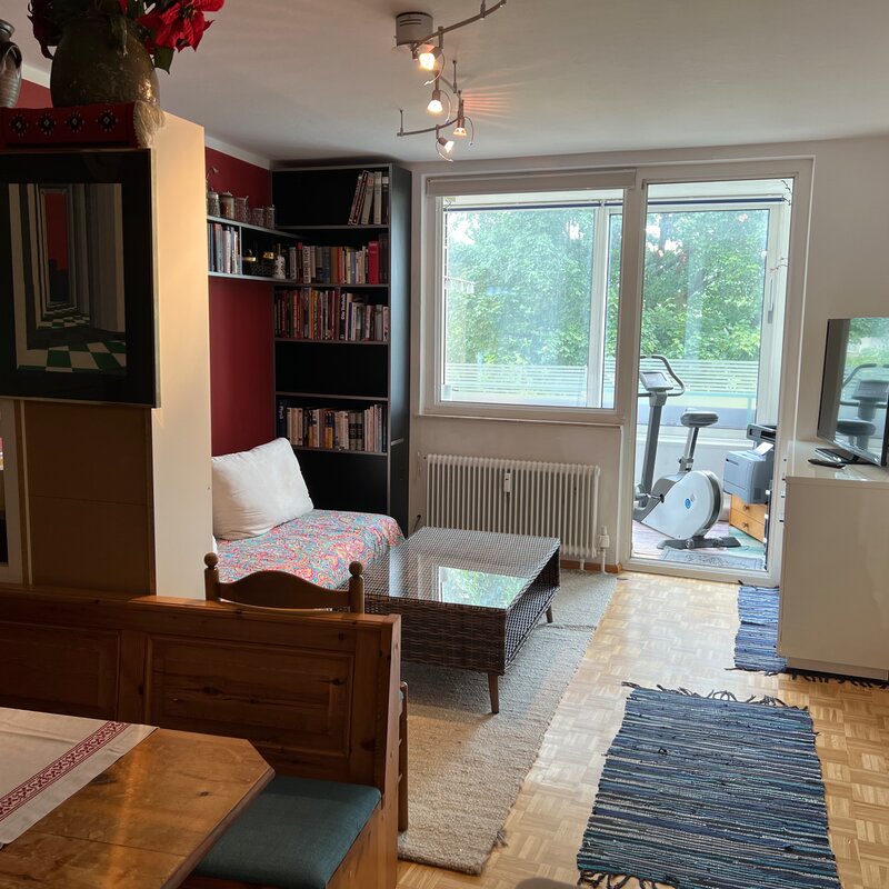 Im geräumigen Wohnzimmer findet sich neben einer urigen Eckbank auch eine Schlafcouch für Gäste und eine kleine Stehbar zum Genießen.