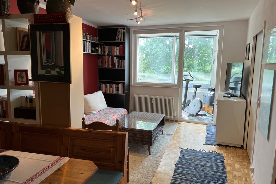 Im geräumigen Wohnzimmer findet sich neben einer urigen Eckbank auch eine Schlafcouch für Gäste und eine kleine Stehbar zum Genießen.