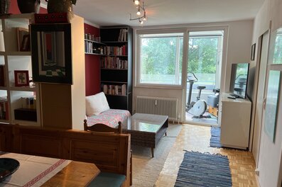 Im geräumigen Wohnzimmer findet sich neben einer urigen Eckbank auch eine Schlafcouch für Gäste und eine kleine Stehbar zum Genießen.
