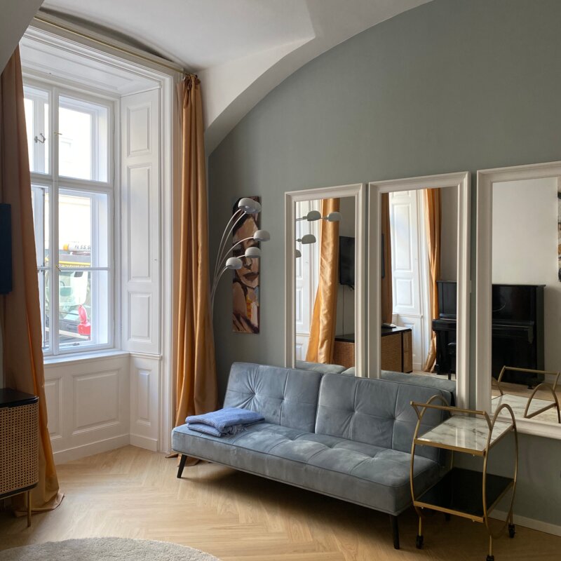 Bettsofa mit hohen Fenstern