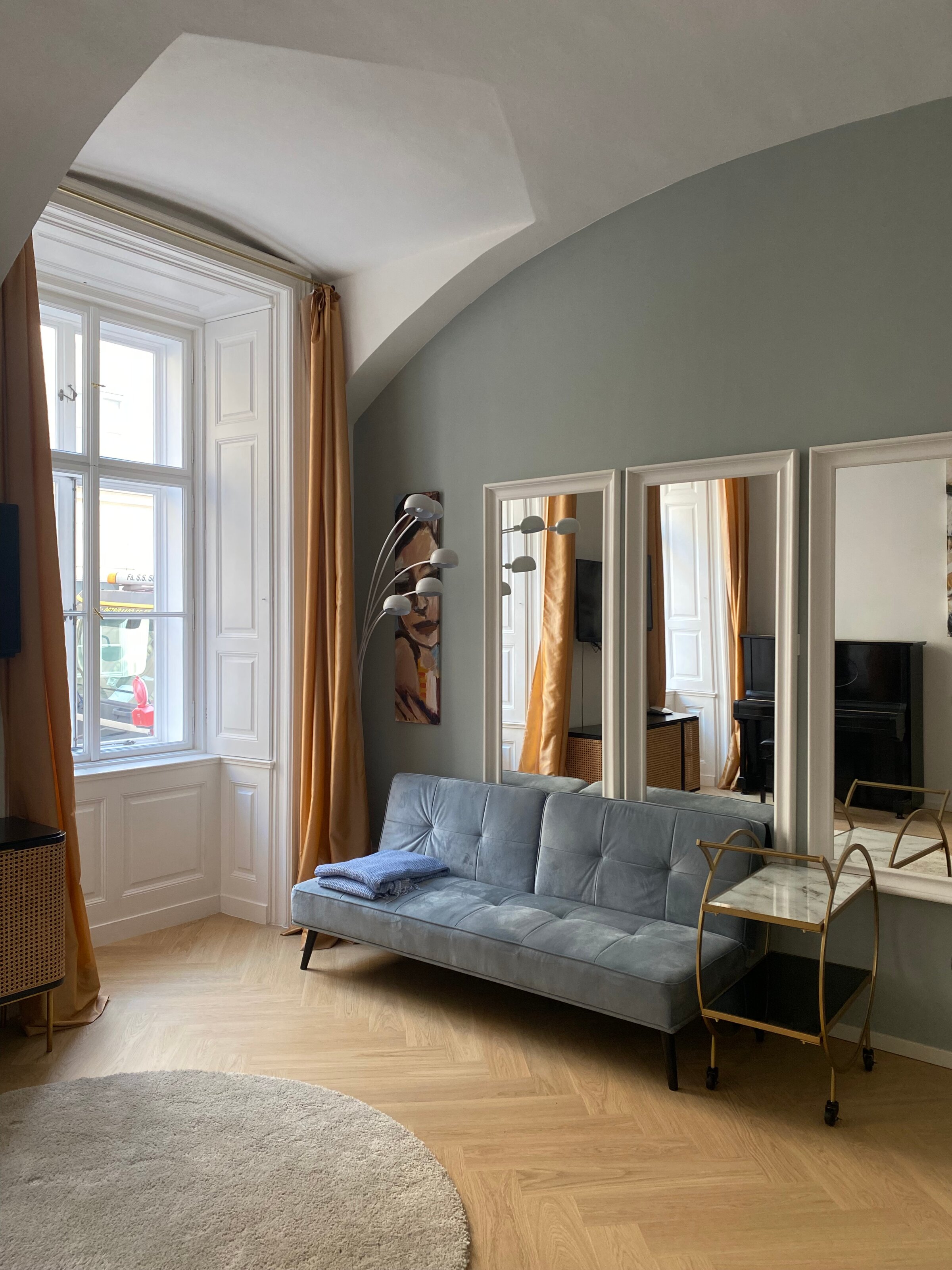 Bettsofa mit hohen Fenstern