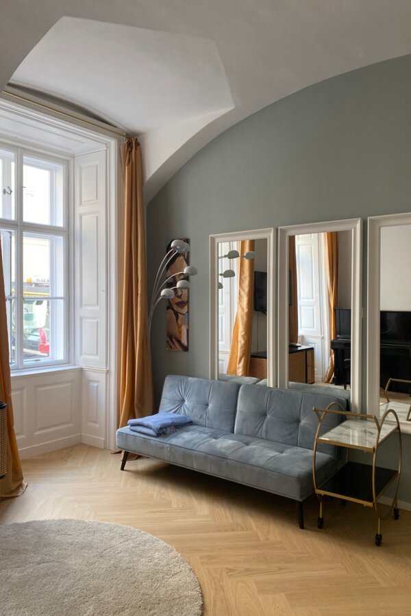 Bettsofa mit hohen Fenstern