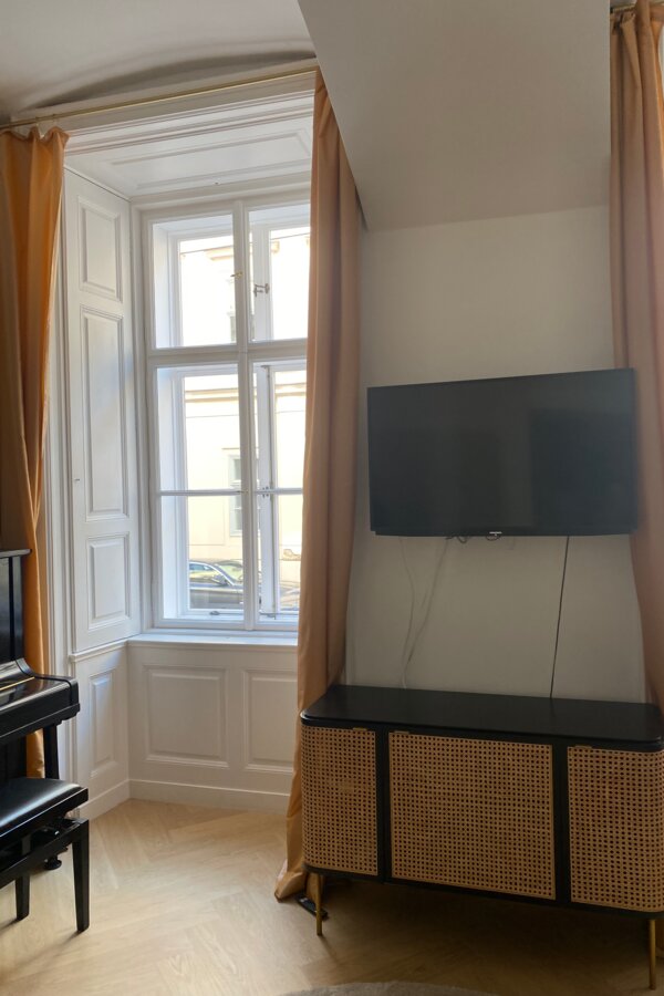 Helle Räume mit Klavier