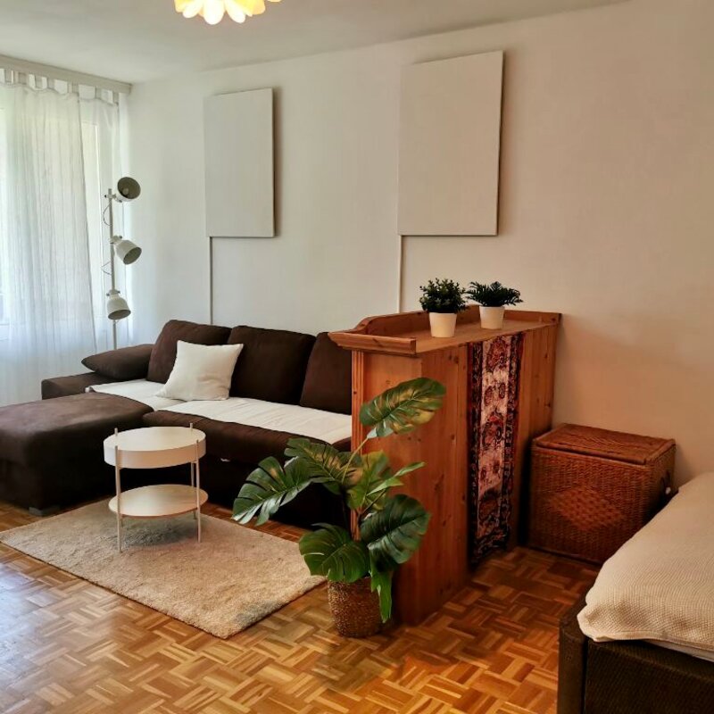 Heller Wohnraum mit Blick in den Park