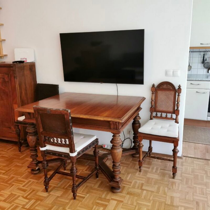 Essbereich mit Smart TV