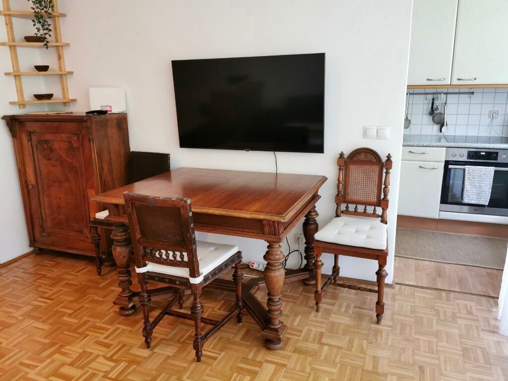 Essbereich mit Smart TV