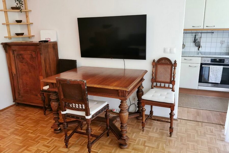 Essbereich mit Smart TV