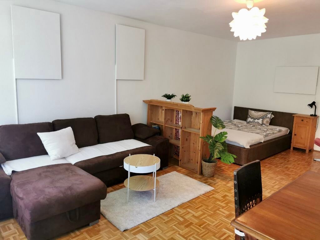 Wohnraum mit Doppelbett (140x200), Couch und Esstisch