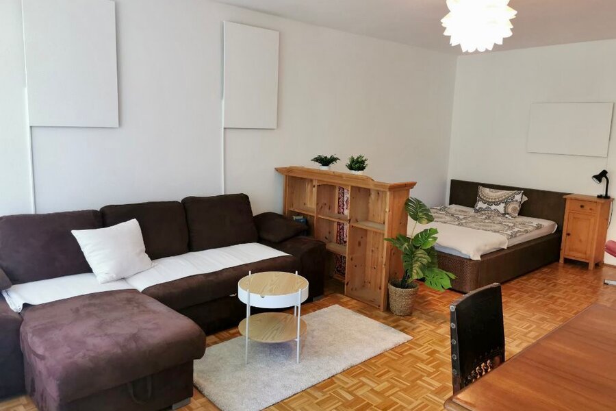 Wohnraum mit Doppelbett (140x200), Couch und Esstisch