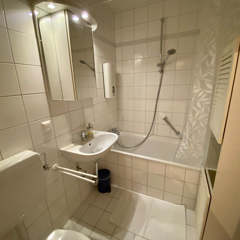 Bad mit WC und Dusche/ Badewanne