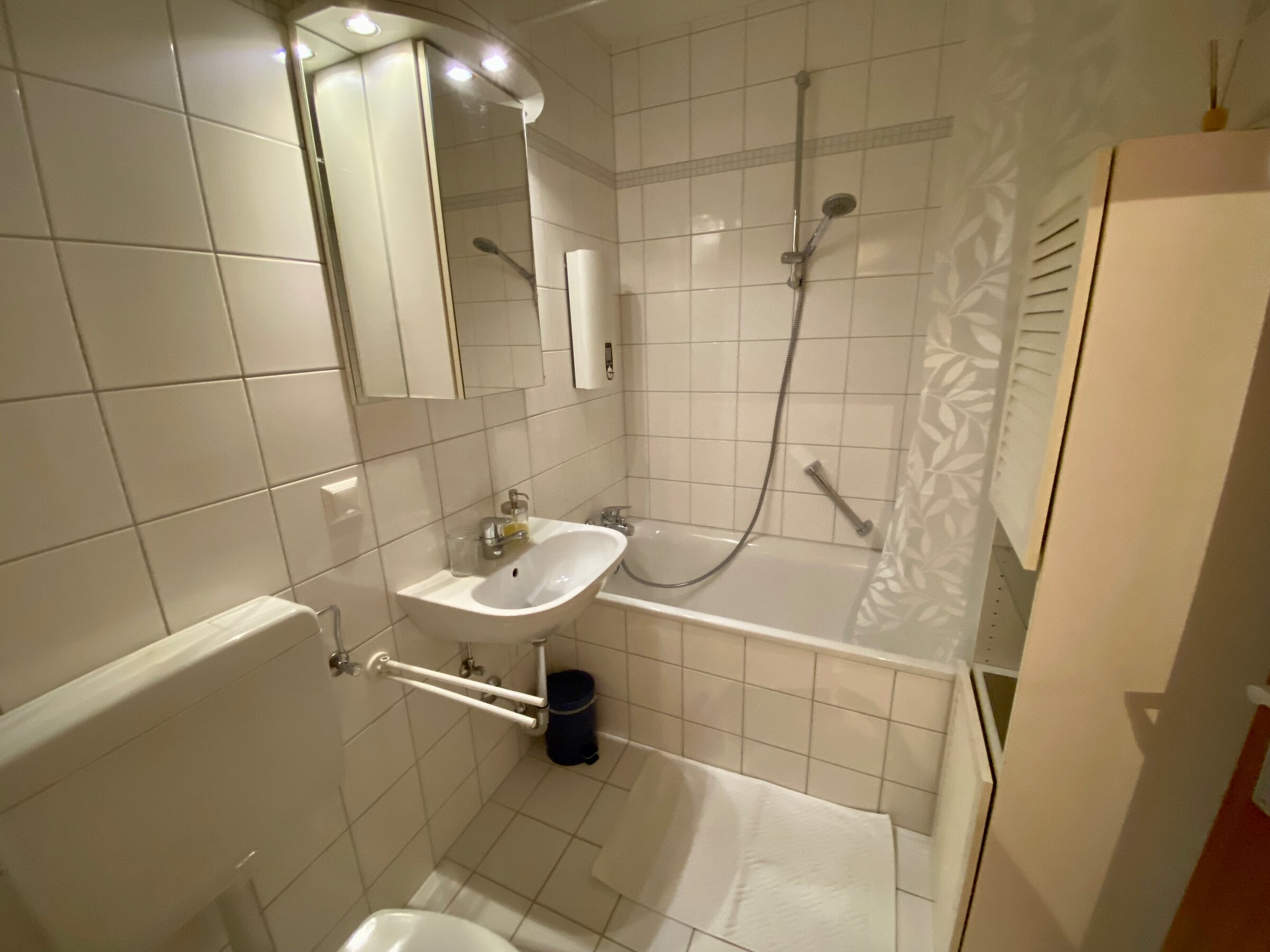 Bad mit WC und Dusche/ Badewanne