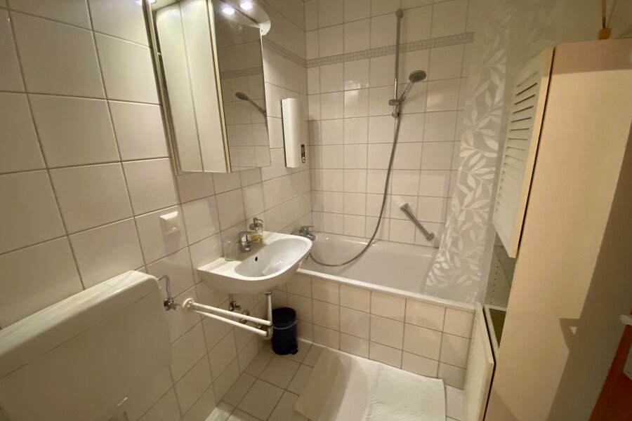 Bad mit WC und Dusche/ Badewanne