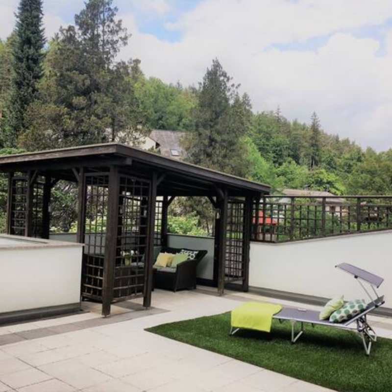 Grosse Terasse mit Sitzgelgenheit