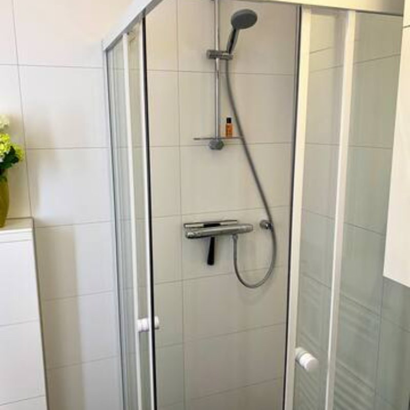 Dusche im Badezimmer