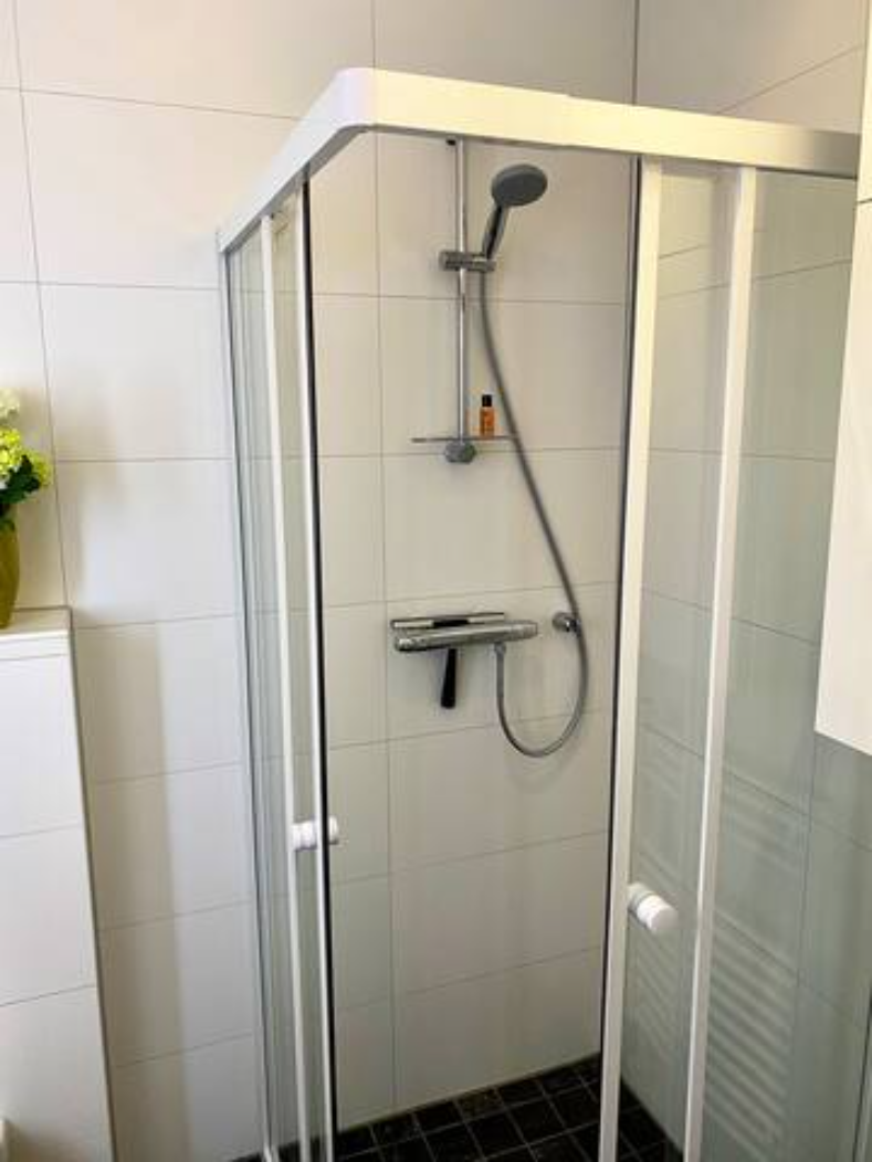 Dusche im Badezimmer