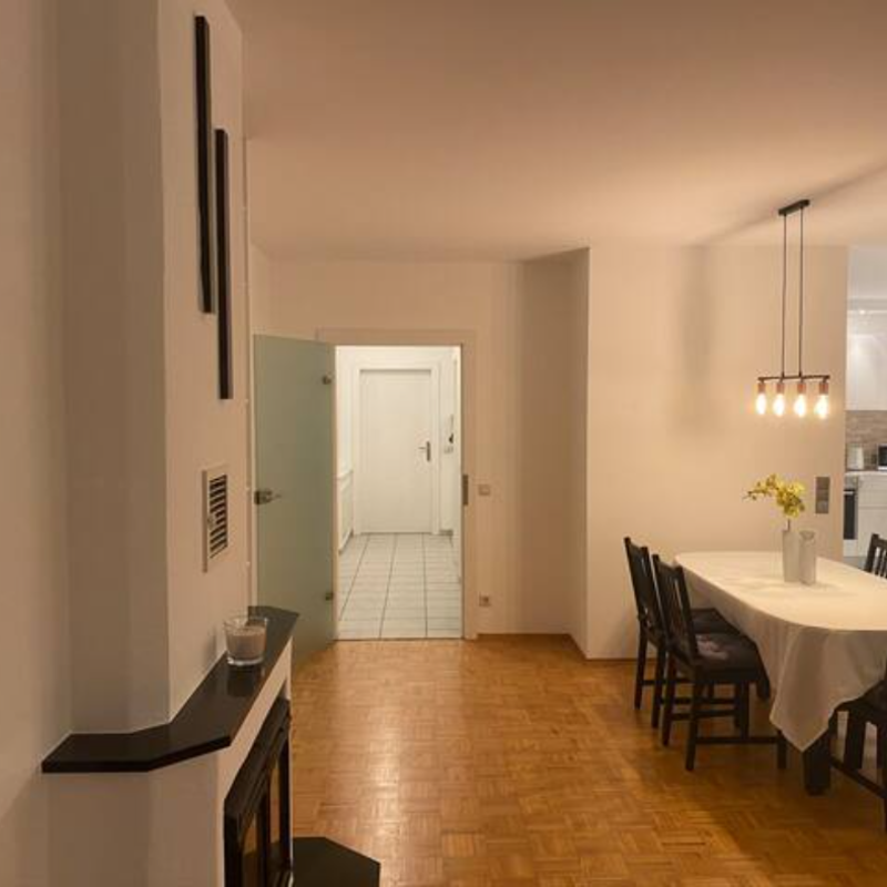 Wohnzimmer und Vorzimmer