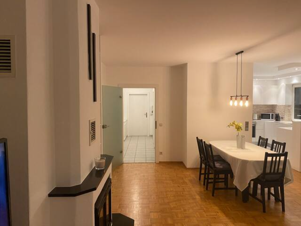 Wohnzimmer und Vorzimmer