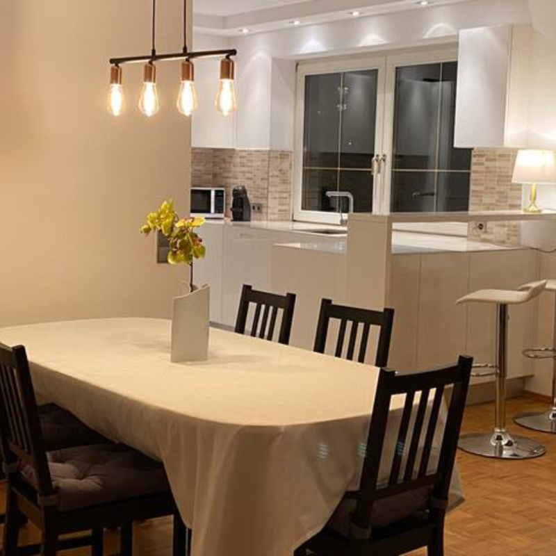 Esstisch im Wohnzimmer (6 Stühle sind vorhanden)