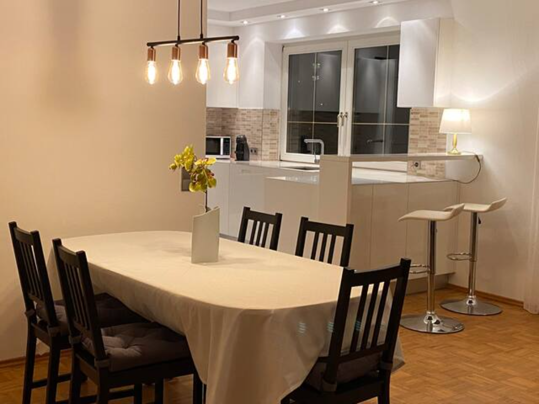 Esstisch im Wohnzimmer (6 Stühle sind vorhanden)